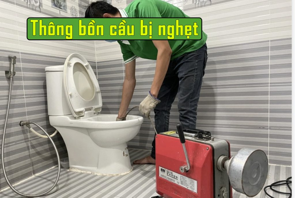 thông bồn cầu bị nghẹt